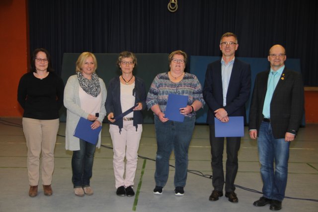 Ehrennadel DeutscherTurnerbund: (von links) Meta Butterer (TVO-Schriftführerin), Birgit Schmaus, Hedwig Lindenfelser, Cornelia Ritter, Ulrich Lindenfelser, Alfons Ruppel (Kraichturngau). | Foto: kk