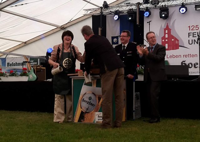 Bereits beim Fassanstich mit OB Petzold-Schick am Freitagabend war das Festzelt gut gefüllt. | Foto: kk