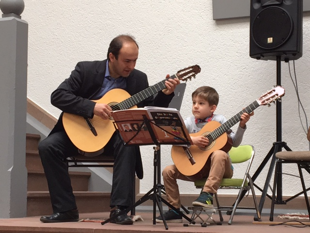 Gitarrenlehrer Raman Tashpulodau und Arsenij Tashpulodau. | Foto: Musikschule Raab