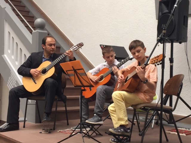 Gitarrenlehrer Raman Tashpulodau und die Schüler Daniel Pinneker und Egor Soldatov | Foto: Musikschule Raab