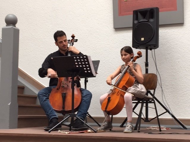 Cellolehrer Francesco Biscari mit der Schülerin Laura Stein | Foto: Musikschule Raab