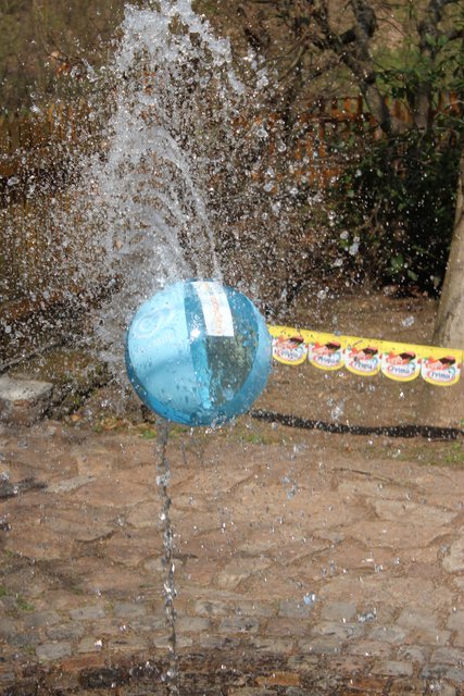 Aufkleber auf drehendem Wasserball - Zeitlupenvideo hier: https://goo.gl/photos/qT7WCXw82Z547Lpf6