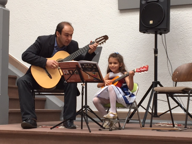Gitarrenlehrer Raman Tashpulodau mit der fünfjährigen Schülerin Elena Lou Telpova | Foto: Musikschule Raab