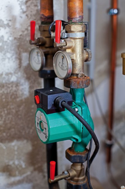 Schätzungen zufolge sind in Deutschland 80 Prozent der Heizungspumpen veraltet - moderne Hocheffizienzpumpen verbrauchen bis zu 80 Prozent weniger Energie. Foto: djd/ZVSHK