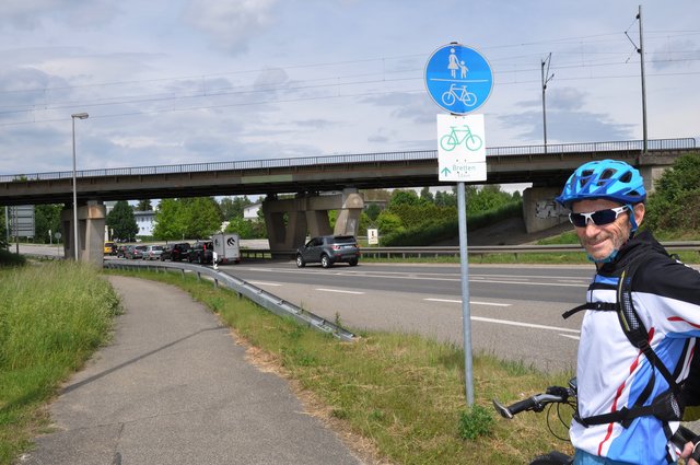 Startpunkt der Radwege-Testfahrt: Bei den Stadtwerken nehmen wir den gemeinsamen Geh- und Radweg Richtung Innenstadt.