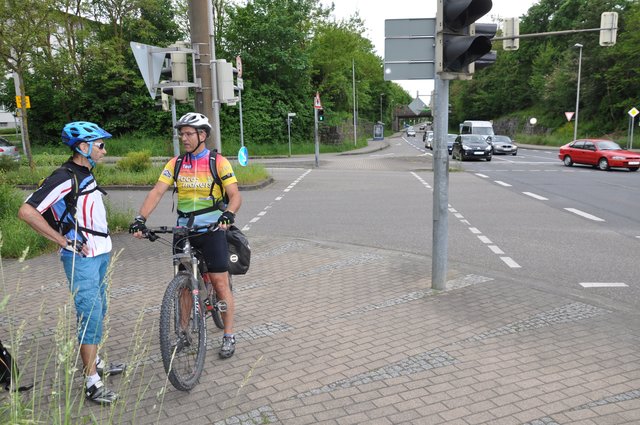 Wo geht´s hier nach Bauerbach: Ralf Martin (rechts) - im Gespräch mit Klaus Krätschmer - bemängelt einen fehlendes Radwegeschild.