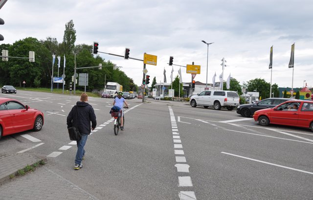 Verkehrsknoten Alexanderplatz: Stadteinwärts ist der Überweg für Fußgänger und Radler gut zu nutzen.