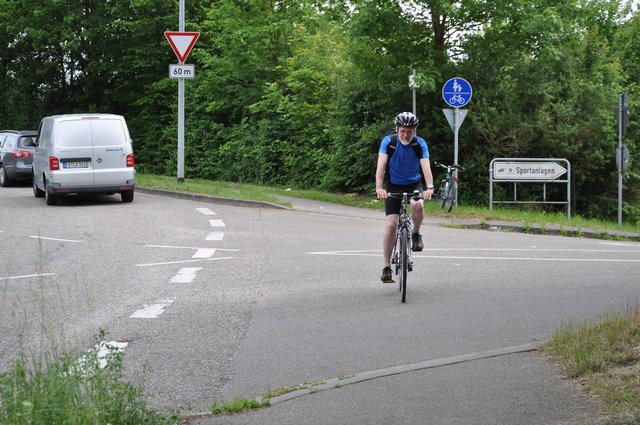 Keine durchgezogene Radwegmarkierung: Auf dem gemeinsamen Geh- und Radweg kurz vor der B35 nach Knittlingen.