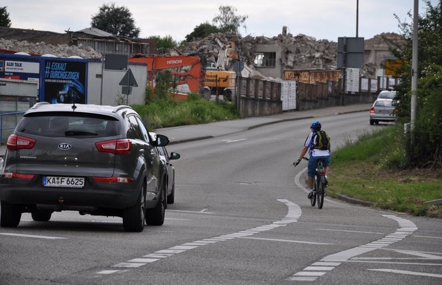 Einfädeln in den Autoverkehr: Nach der Alexanderplatzkreuzung müssen sich Radler die Steinzeugstraße mit Autos teilen.