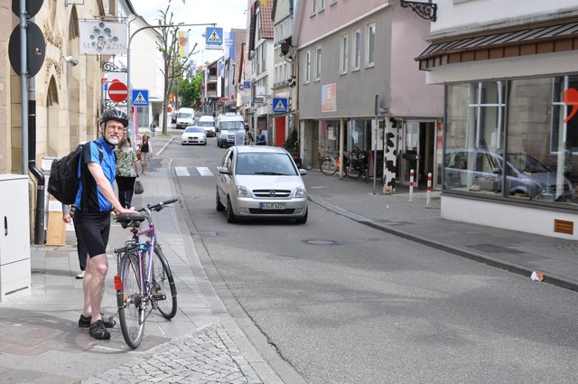 Einbahnstraße Weißhofer Straße: Stadtauswärts führt hier auch für Radler kein Weg durch.
