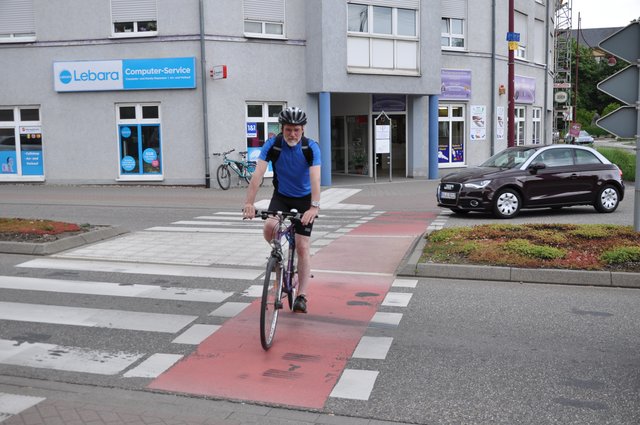 So sollte es sein: Der durchgezogene Radweg mit Zebrastreifen an der Zähringer Straße mahnt Autofahrer zur Rücksicht - was auch meistens funktioniert.