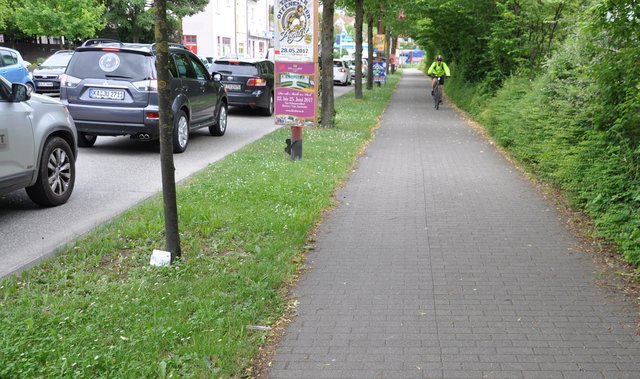 Wo ist Gehweg, wo ist Radweg: Beide Wege an der Wilhelmstraße sind inzwischen grau - jeder geht und fährt, wo er meint - mit dem entsprechenden Konflikt- und Gefahrenpotenzial.