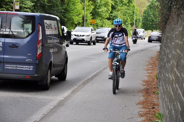 Die erste Engstelle auf der Pforzheimer Straße: Eingezwängt zwischen einer Mauer und Autos bleibt kaum Platz, um entgegenkommenden Fußgängern oder Radlern auszuweichen.