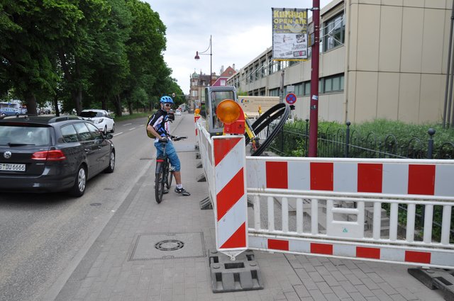 Baustelle auf dem Radweg: Der ausgebaute Radweg auf der Wilhelmstraße wird auf einmal eng.