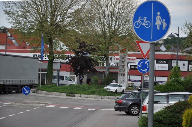 Hindernis auf dem gemeinsamen Geh- und Radweg vor dem Kauflandkreisel: Ist der Parkplatz zu kurz oder das Auto zu lang?