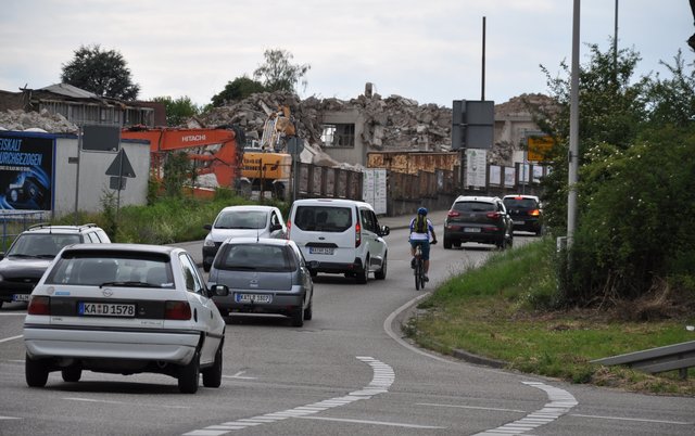 Einfädeln in den Autoverkehr: Nach der Alexanderplatzkreuzung müssen sich Radler die Steinzeugstraße mit Autos teilen - außer ...