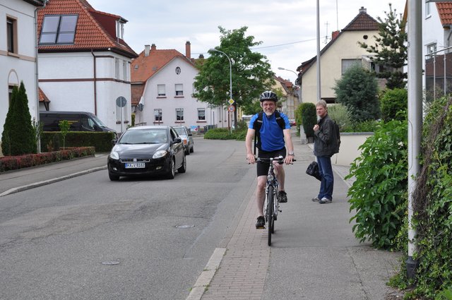 "Schmalster Radweg Deutschlands"? Konflikte mit Fußgängern oder "Tuchfühlung" mit entgegenkommenden Autos stehen auf der Georg-Wörner-Straße zur Wahl.