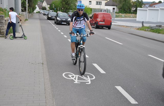 Vorbildlich: Radsymbole auf dem Radstreifen der Melanchthonstraße weisen auf Radler hin.