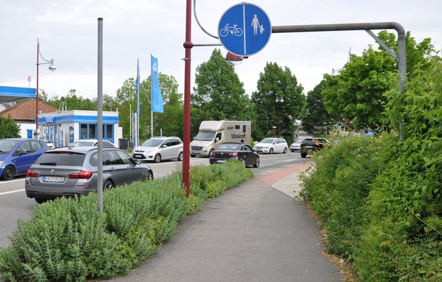 So könnte es sein: Das Schild weist Radlern die linke und Fußgängern die rechte Seite des gemeinsamen Wegs zu.