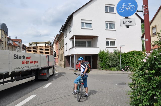 Hier endet der Radweg: Mangelnde Sicht an der Einmündung des Windstegwegs und schwerer Verkehr auf der Pforzheimer Straße zwingen uns aus dem Sattel.