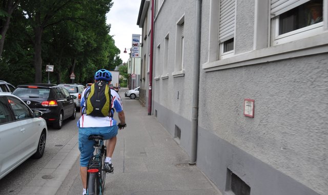 Kein Vergnügen für Fahrradfahrer: Auf dem nicht ausgebauten Teilstück des gemeinsamen Geh- und Radwegs an der Wilhelmstraße kommt ein Auto aus der Hofeinfahrt.