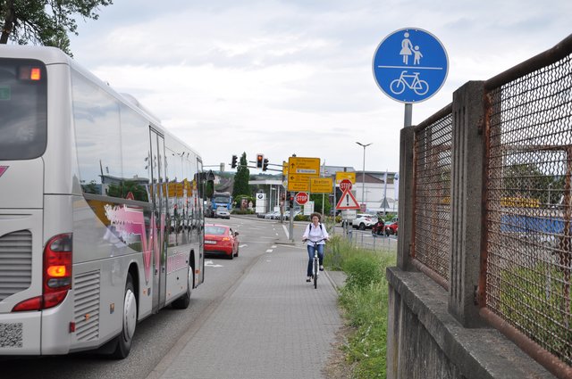 ... außer sie nutzen den gemeinsamen Geh- und Radweg auf der anderen Straßenseite.
