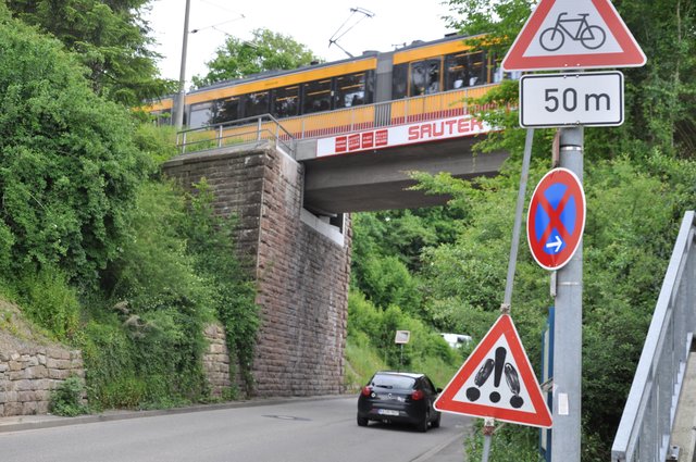 Unter der Bahnbrücke hindurch Richtung Knittlingen: Autofahrer müssen auf Radfahrer achten.