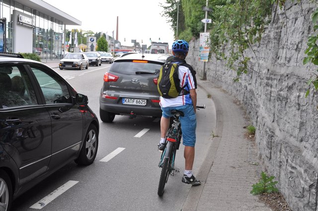 Konfliktsituation: Radler haben am Ende des Radstreifens vor dem Alexanderplatz klar das Nachsehen.