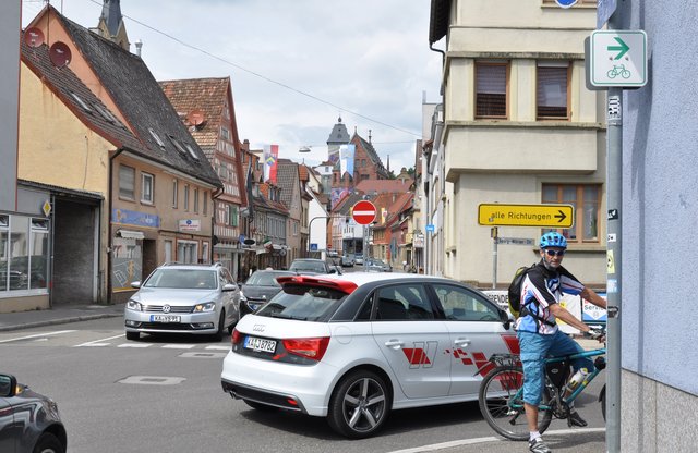 Mit der Autoschlange um die Ecke: An der Saalbachbrücke müssen auch Radler abbiegen.
