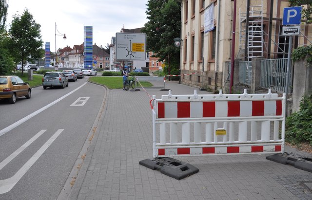 Schon wieder eine Baustelle: Auch an der Bushaltestelle vor dem ovalen Kreisel versperrt ein Bauzaun den Geh- und Radweg.