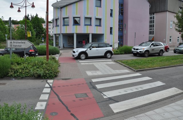 Vorbildlich: Auch am Überweg der Bahnhofstraße vor der Musikschule sich Rad- und Fußgängerweg deutlich markiert - könnten allerdings stellenweise eine Ausbesserung vertragen.