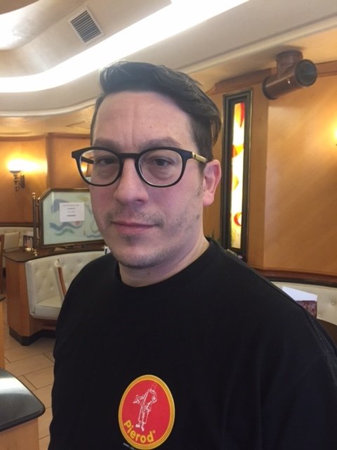 Welche Erinnerungen verbinden Sie mit dem Duft von frischem Kaffee? „In Italien gibt es einen Eisbecher, der „Coppa del Nonno“ heißt und der mit speziellem Kaffee-Eis verfeinert ist. Daran denke ich, wenn ich den Duft von Kaffee rieche.“ – Omar Meazzo, Café Pierod | Foto: Privat