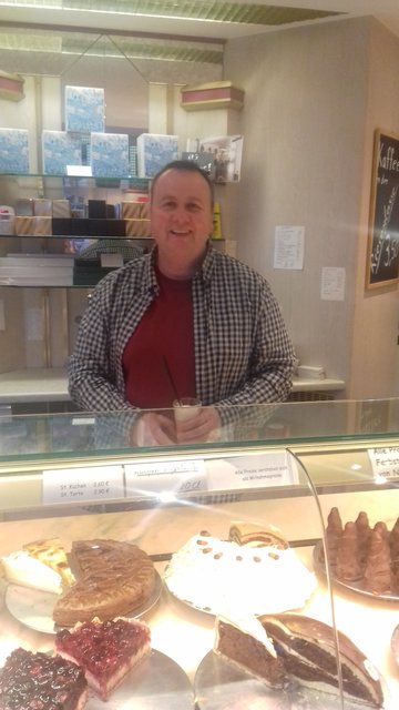 Welche Erinnerungen verbinden Sie mit dem Duft von frischem Kaffee? „Der Duft von frischem Kaffee erinnert mich an eine festlich gedeckte Kaffeetafel mit saftigem Napfkuchen, frischen Obsttörtchen und feiner Torte.“ – Milko Gauß, Melanchthoncafé | Foto: Privat