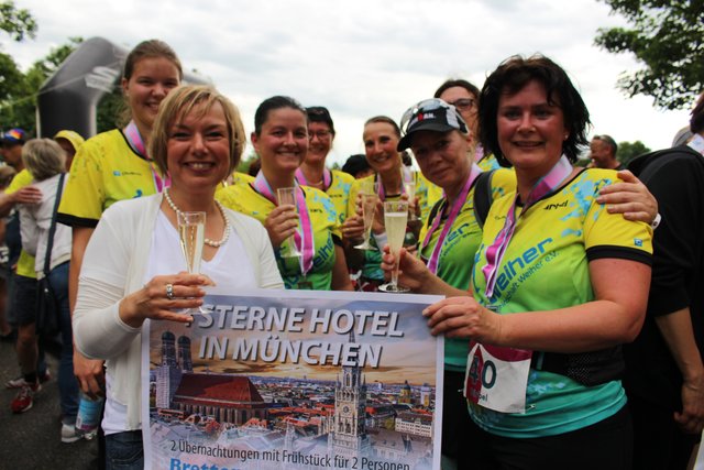 Die glückliche Siegerin der Reise nach München mit der Verlagsleiterin der Brettener Woche, Suzanne Pfefferle,