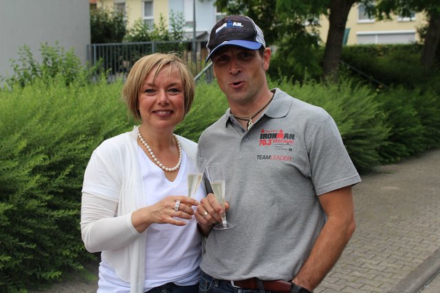 Verlagsleiterin der Brettener Woche, Suzanne Pfefferle, mit Björn Steinmetz, IRONMAN Regional Director Central Europe.