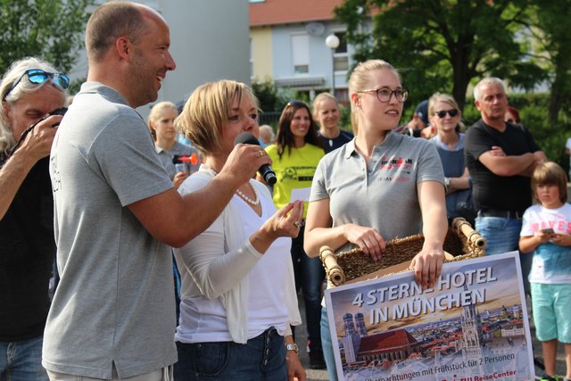 Die Verlagsleiterin der Brettener Woche, Suzanne Pfefferle, mit dem Reisegutschein.