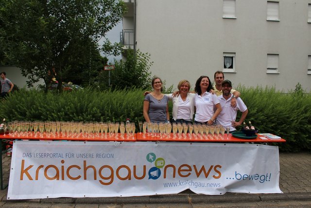 Das Team der Brettener Woche/kraichgau.news am Sektstand für die Läuferinnen (von links): Katrin Gerweck, Suzanne Pfefferle, Annette Zabel, Christian Schweizer (hinten) und Tom Markert.