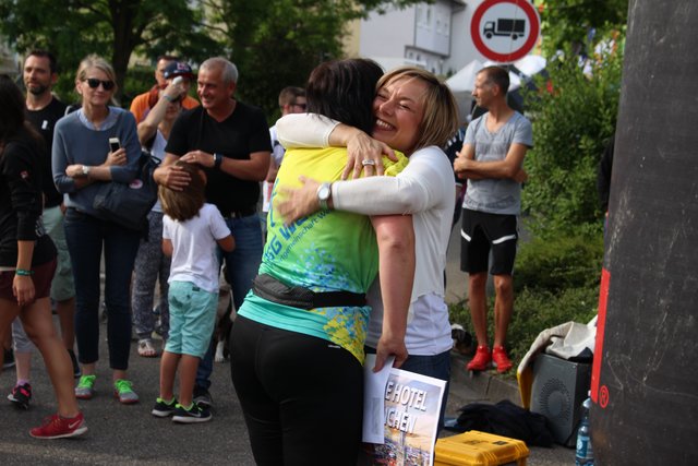 Glückliche Siegerin und eine Umarmung der Verlagsleiterin der Brettener Woche, Suzanne Pfefferle, gab es obendrauf.
