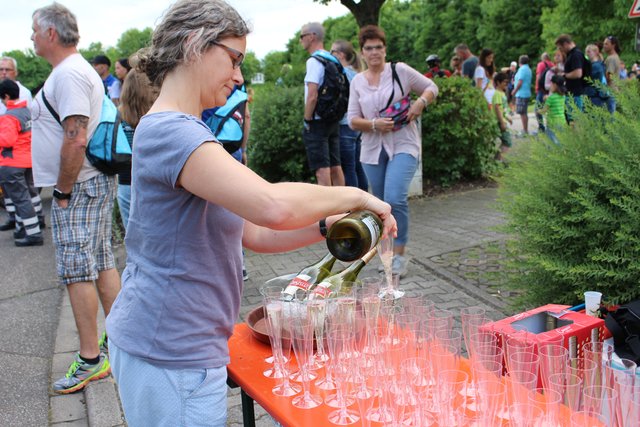 Vorbereitung für den Sektempfang: Brettener Woche-Redakteurin Katrin Gerweck.
