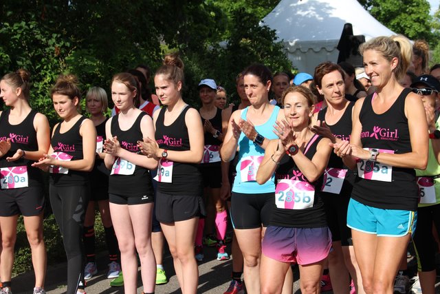 Nervosität vor dem Start bei den rund 350 Läuferinnen.