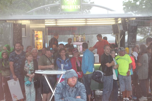 Schutz suchen vor dem Platzregen.