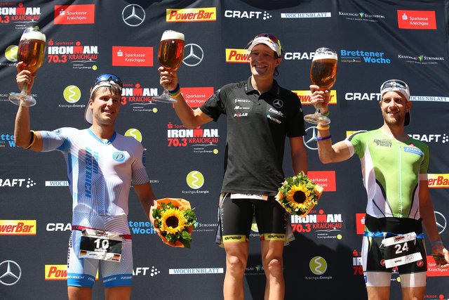 Da waren die Bierhumpen noch voll: Gewinner Kienle (Mitte), der Zweitplatzierte Markus Rolli (links) und  Marc Dülsen (rechts) auf dem dritten Platz. (Photo by Joern Pollex/Getty Images)