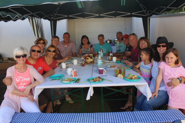 Die Anwohner machen es sich beim Brunch gemütlich.