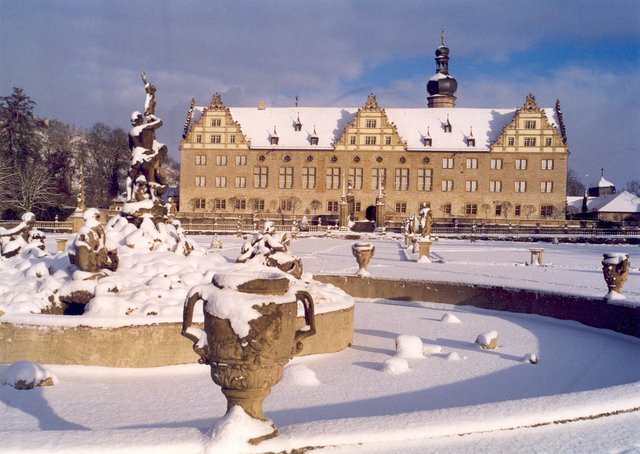 Winterliche Ansicht des Südflügels des Schlosses über den Herkulesbrunnen in der Mitte des Schlossgartens hinweg. | Foto: Staatliche Schlösser und Gärten Baden-Württemberg