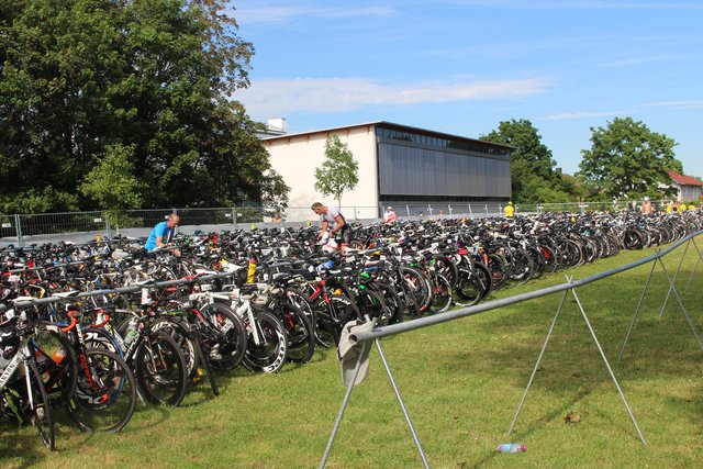 Zig Räder warten in der Wechselzone 2 darauf, abgeholt zu werden.