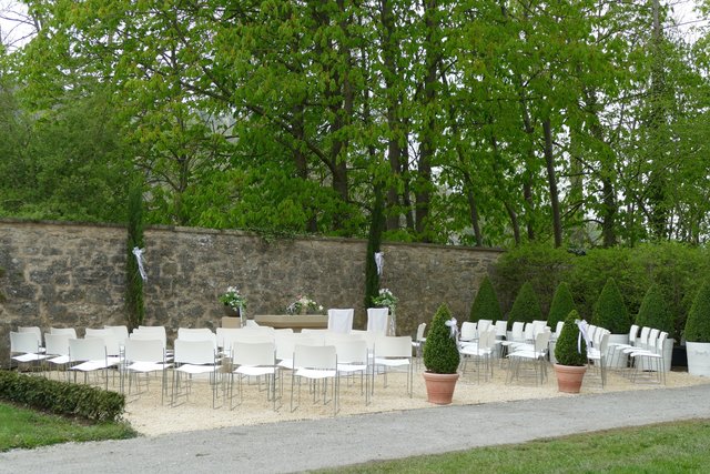 Der Schlossgarten als Ort für die romantische Hochzeit: Jetzt bietet Schloss Weikersheim ein besonders stimmungsvolles "Trauzimmer im Grünen". Im historischen Obstgarten ist dafür ein neuer Bereich eingerichtet worden. Bis zu 60 Gäste finden hier Platz für standesamtliche Trauungen oder freie Trauzeremonien. | Foto: Staatliche Schlösser und Gärten Baden-Württemberg