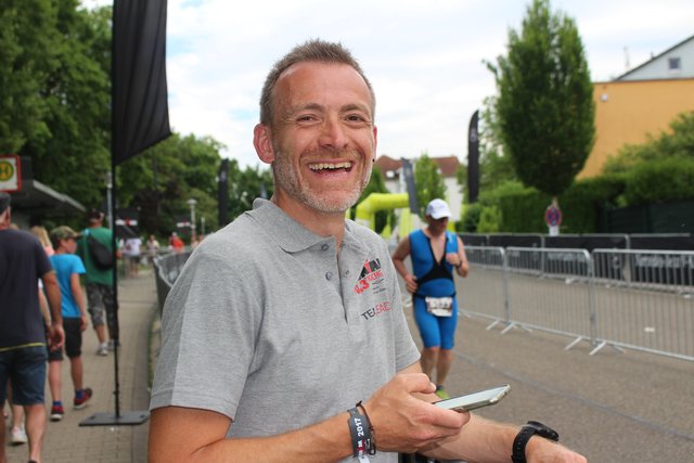 Auch an anstrengenden Renntagen entspannt: der Renndirektor des IRONMAN Kraichgau Simon Jung.