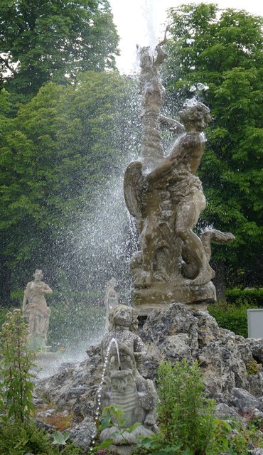Der Herkulesbrunnen im Schlossgarten Weikersheim sprudelt. | Foto: Karolin Böhm/ Staatliche Schlösser und Gärten Baden-Württemberg