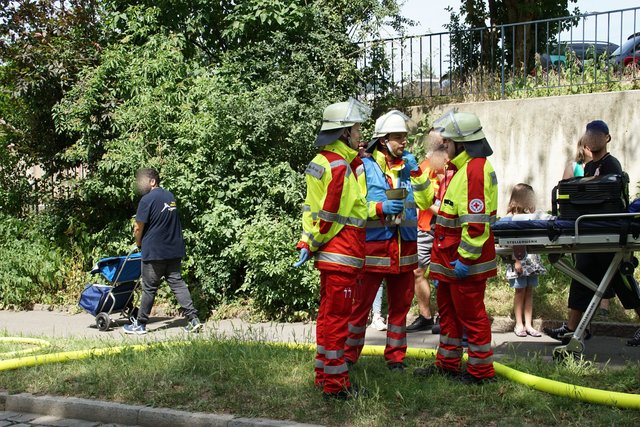 Offenbar haben Bitumenarbeiten auf dem Dach eines Wohn- und Geschäftshauses in der Muehlacker Bahnhofstrasse ausgelöst.