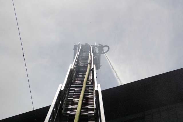 Offenbar haben Bitumenarbeiten auf dem Dach eines Wohn- und Geschäftshauses in der Muehlacker Bahnhofstrasse ausgelöst.